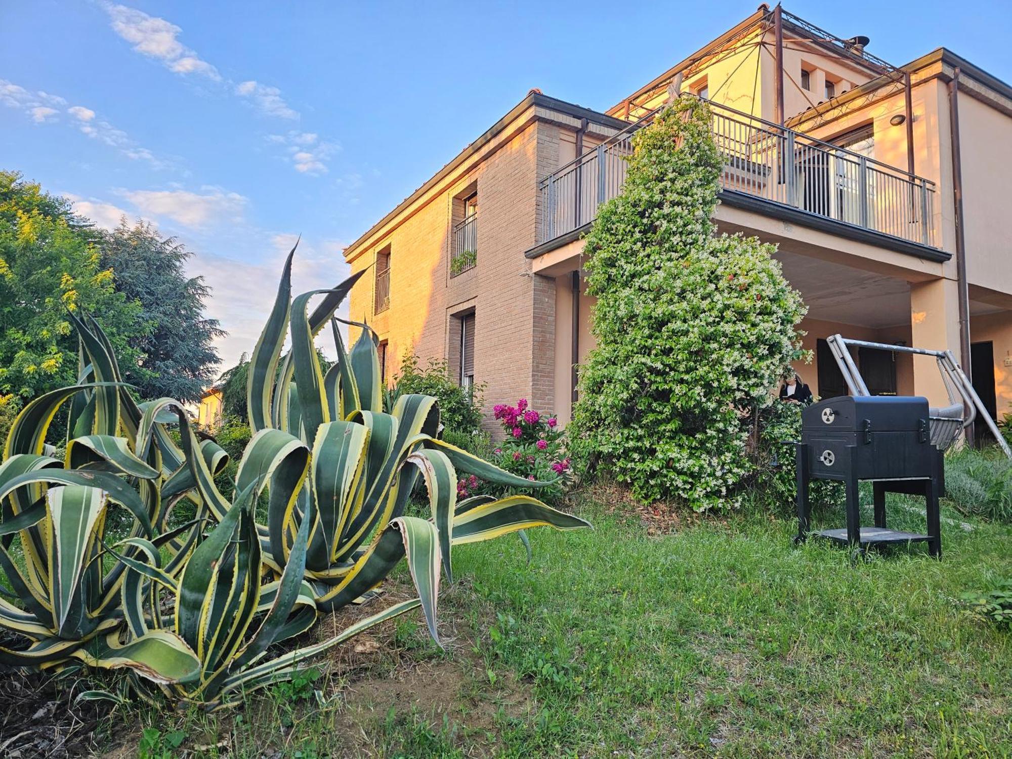 Casa Vincenzo 130 Mq Con Portico Ed Ingresso Esclusivo Dal Giardino Villa Felino Eksteriør bilde